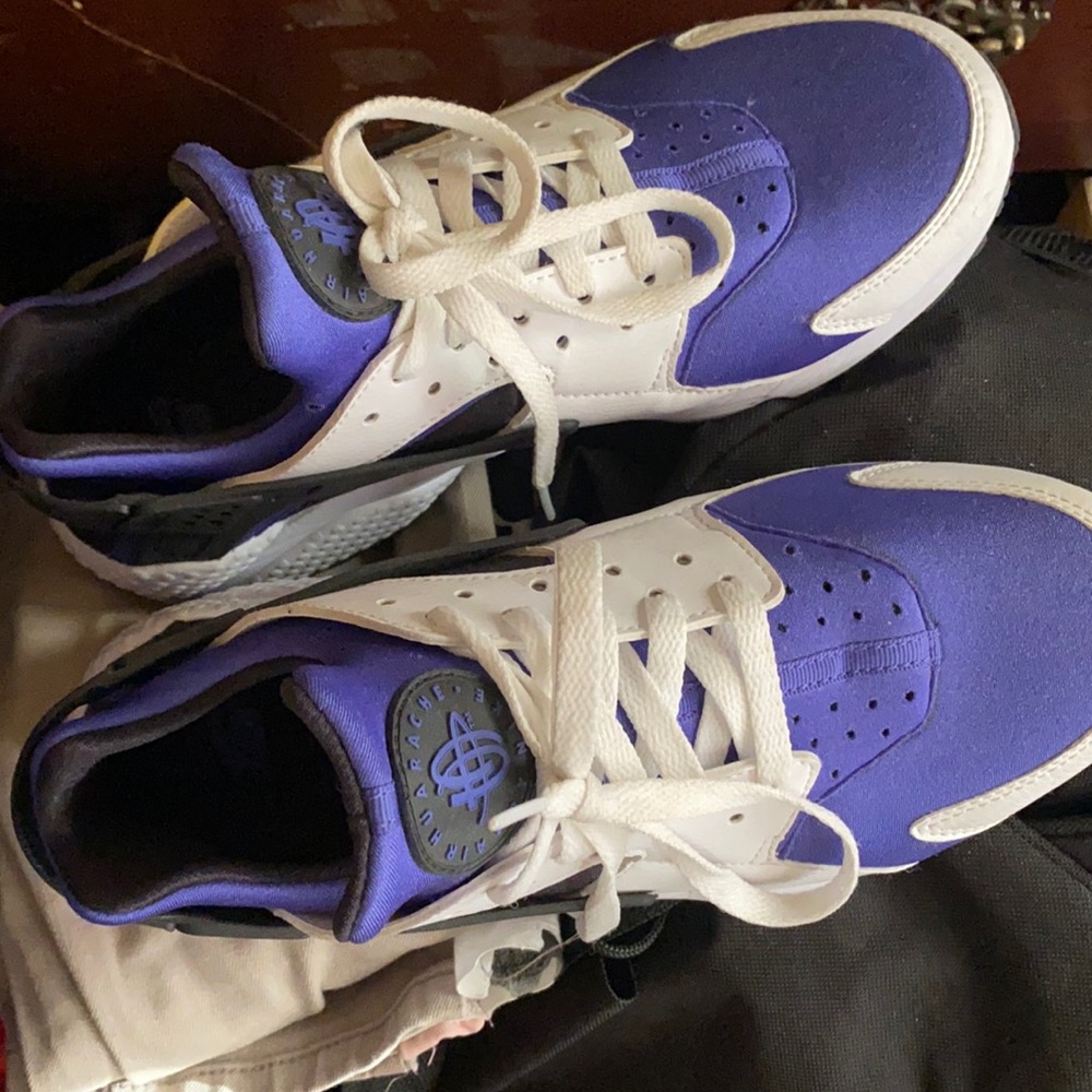 Huarache Nike shoes size 9